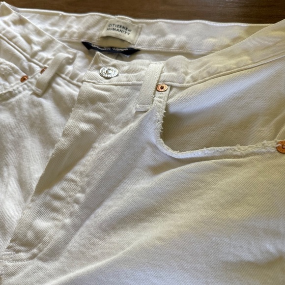 CITIZENS OF HUMANITY | Size 26 | Horseshoe Distressed Barrel-Leg Jeans - Picture 6 of 12